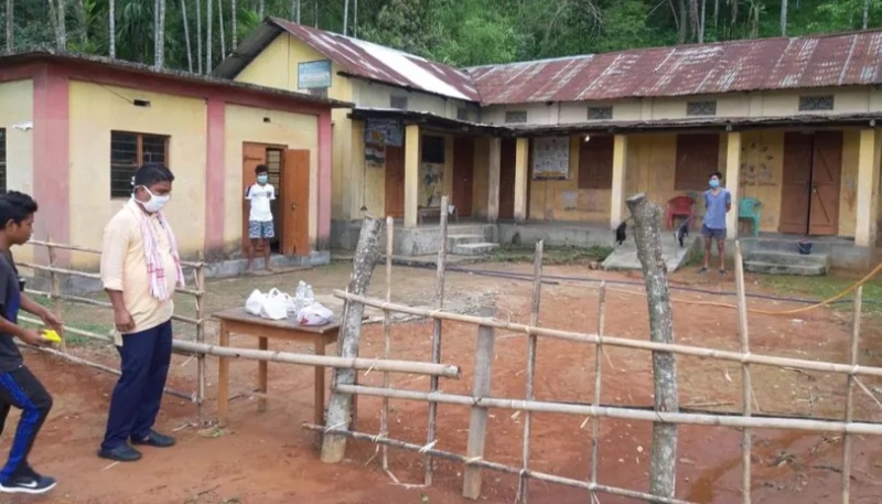 Quarantine dispute between youths in Angaon, quarantine in beed dharur MMG | शाळेत क्वारंटाईन अन् गावातील तरुणांमध्ये व्हॉट्सअ‍ॅपवरुन वाद, दोन्ही कुटुंबाला केलं क्वारंटाईन