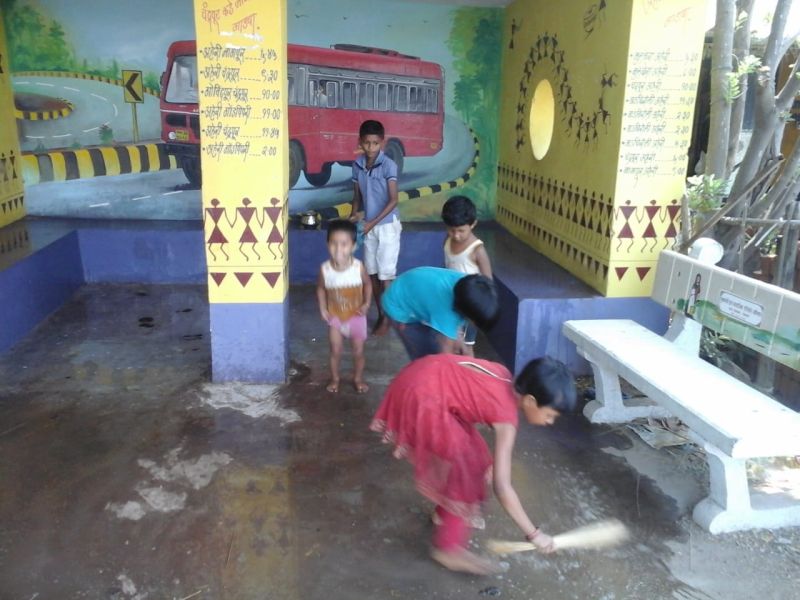 kids cleaned bus station location; in Gadchiroli District | चिमुकल्यांनी केली बसस्थानकाची साफसफाई; गडचिरोली जिल्ह्यातील गावकऱ्यांचा उपक्रम