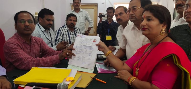 Jyoti Chandrasekhar Bawanakule filled out the application form | Maharashtra Election 2019; ज्योती चंद्रशेखर बावनकुळे यांनी कामठीतून भरला अर्ज