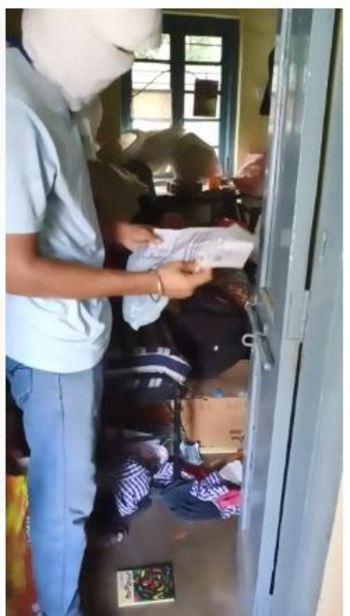 Students enter a quarantine center in Nagpur | चक्क नागपुरातील एका ‘क्वारंटाईन’ केंद्रात शिरले विद्यार्थी
