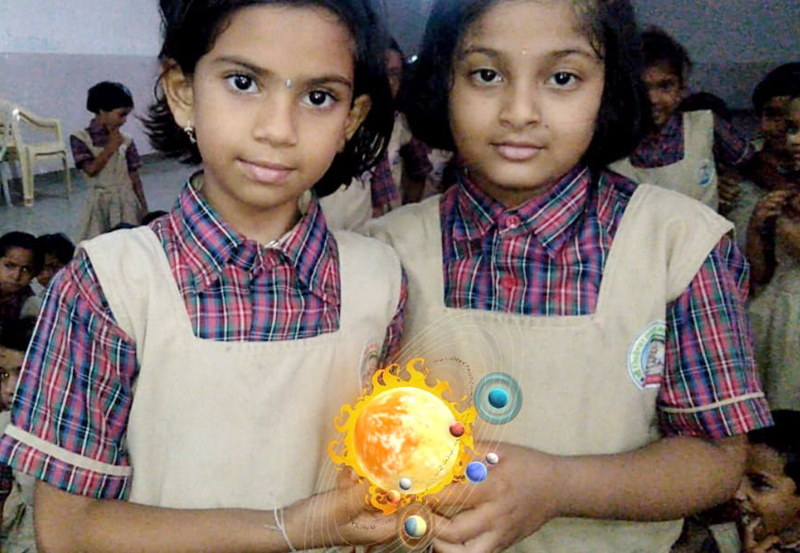 Pleasant study with 'Suryamamala' in hand for children to understand astronomical concepts | मुलांना खगोलीय संकल्पना समजण्यासाठी हातात ‘सूर्यमाला’ घेऊन आनंददायी अध्ययन