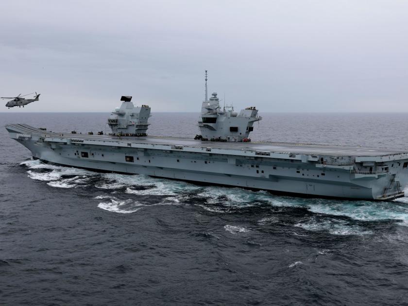 Leaks in Britain's biggest ever new HMS Queen Elizabeth | ब्रिटनने अब्जो डॉलर खर्च करुन बांधलेल्या नव्या को-या युद्धजहाजाला लागली गळती