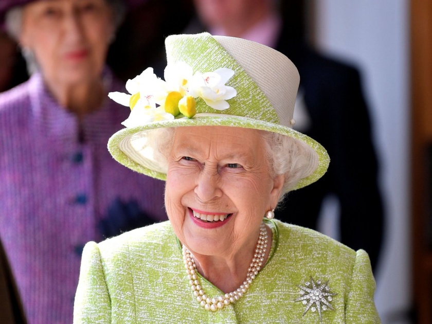 Queen Elizabeth II is hiring social media manager and the salary is huge | ब्रिटनच्या पॅलेसमध्ये काम करण्याची सुवर्णसंधी, साक्षात राणीलाच हवाय विश्वासू माणूस!
