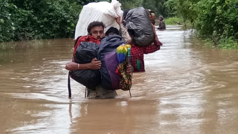 People travel through flood waters in Gadchiroli district | गडचिरोलीकरांचे पुराच्या पाण्यातून धोकादायक मार्गक्रमण