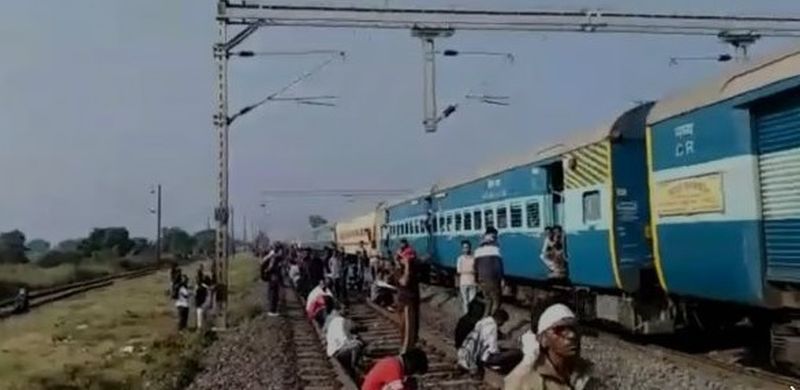 Cracks on Nagpur-Mumbai Railway track ; Traffic affected two hours | नागपूर-मुंबई रेल्वेमार्गाला तडे; वाहतूक दोन तास प्रभावित