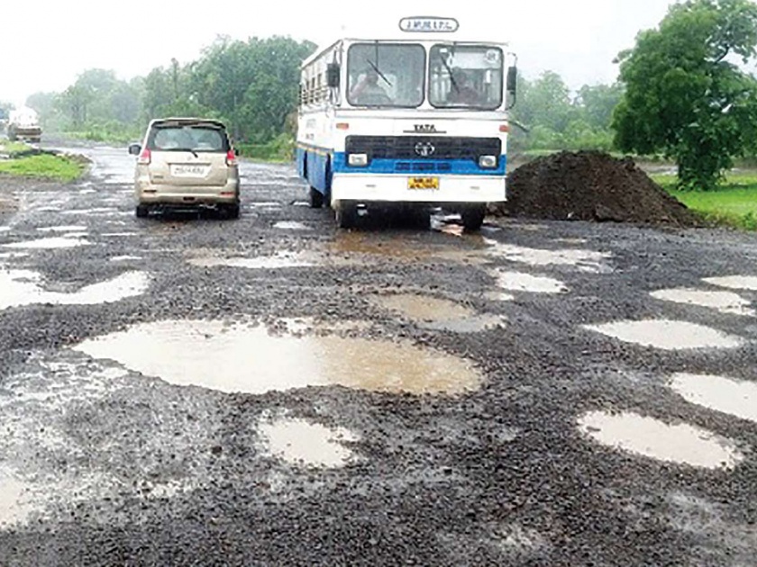 Mumbai-Goa Highway Damage in rain, potholes on highway | मुंबई-गोवा महामार्गाची दैना; चाकरमान्यांचा परतीचा प्रवास खडतर