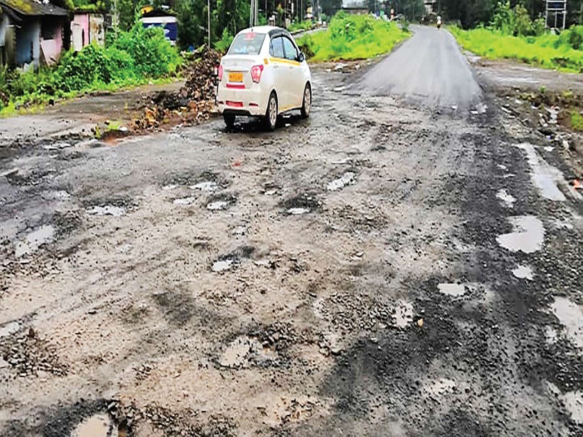 'Disruption' of pits on Mumbai-Goa highway; Rough travel due to pits | मुंबई-गोवा महामार्गावर खड्ड्यांचे ‘विघ्न’; खड्ड्यांमुळे खडतर प्रवास