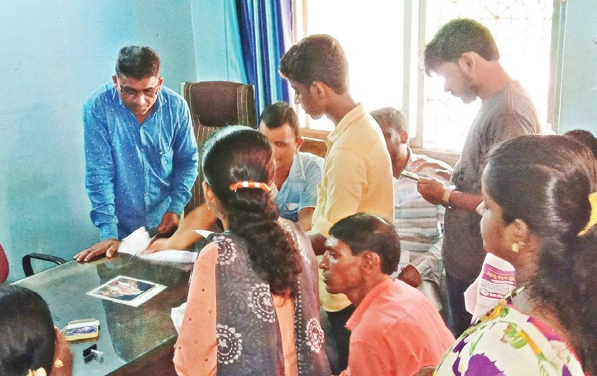 Consumers angry against Mahadevran in Srivardhan; The crowd at the Borlipan office | श्रीवर्धनमध्ये महावितरणविरोधात ग्राहक संतप्त; बोर्लीपंचतन कार्यालयात गर्दी