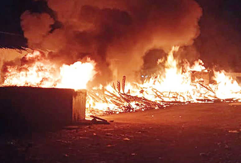 Three boats fire in Rajapuri port area | राजापुरी बंदर परिसरात तीन होड्यांना आग; मच्छीमार जाळीही खाक