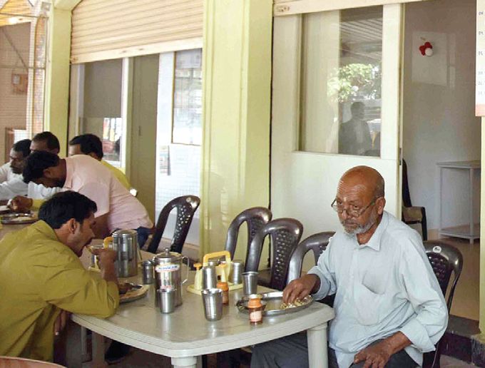 Seven Shiv Bhoj Kendras started in the district; Approval of 3 plates in Alibaug | जिल्ह्यात सात शिवभोजन केंद्रे सुरू; अलिबागमध्ये २५० थाळ्यांना मंजुरी
