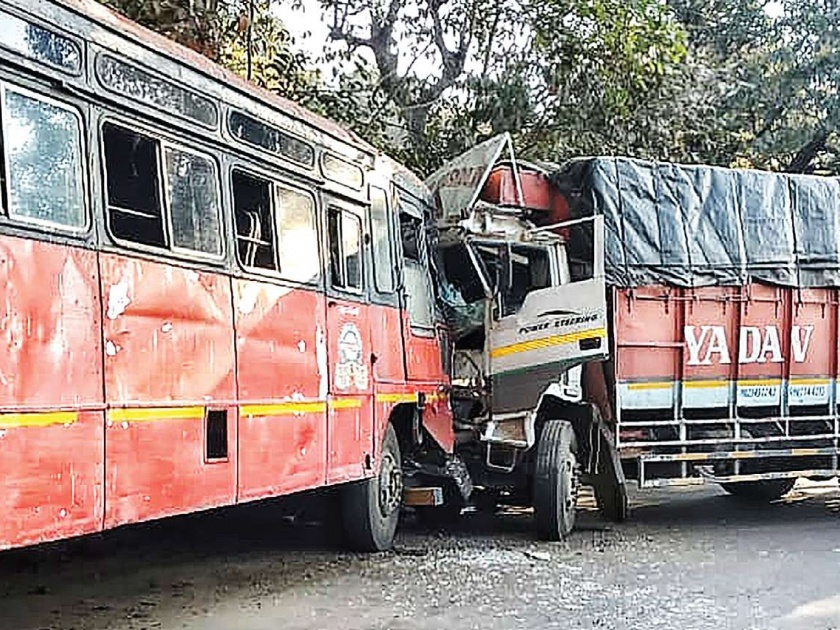 Accident, truck hit by ST on bend-shift route; 2 passengers injured | वाकण-पाली मार्गावर एसटीला अपघात, ट्रकने दिली धडक; २५ प्रवासी जखमी