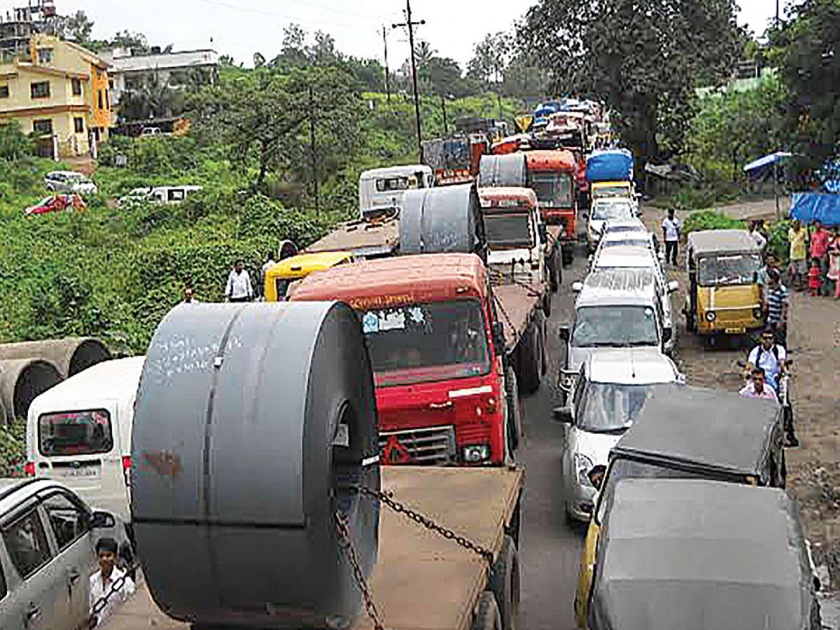 Traffic congestion on Mumbai-Goa highway | मुंबई-गोवा महामार्गावर वाहतूककोंडी; खड्ड्यांमुळे वाहतूक संथगतीने