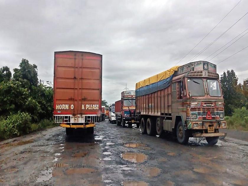 Mumbai-Goa highway goes into a pit; An invitation to an accident due to a bad road | मुंबई-गोवा महामार्ग गेला खड्ड्यात; खराब रस्त्यामुळे अपघाताला निमंत्रण