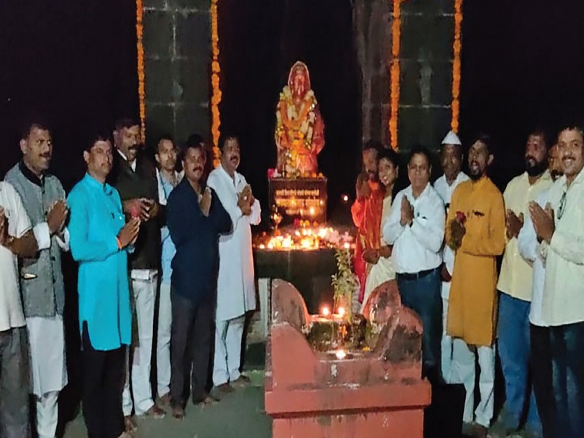 The tomb of Rajmata Jijau, illuminated with the light of hundreds of grandchildren | शेकडो पणत्यांच्या प्रकाशाने उजळली राजमाता जिजाऊंची समाधी