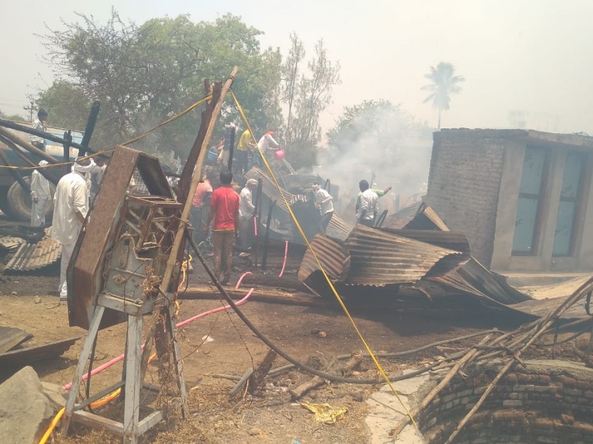 Fire at Malsur; Two cowsheds along with five houses caught fire | मळसूर येथे अग्नितांडव; पाच घरांसह दोन गोठे पेटले