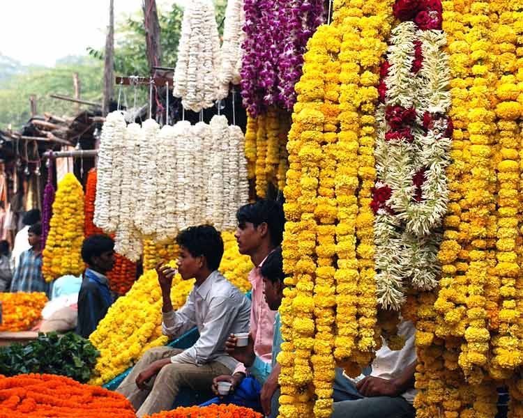 Marigold, Shewanti @ 60, Rose 300 to 500 rupees! Pooja, the arrival of decorative flowers increased | झेंडू, शेवंती @ ६०, गुलाब ३०० ते ५०० रुपये! पूजा, सजावटीच्या फुलांची आवक वाढली