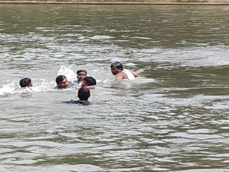 boat accident during Ganapati immersion in the pune ; 3 person saved | पुण्यात गणपती विसर्जना दरम्यान नदीपात्रात बोट उलटली; तिघांना वाचविण्यात यश
