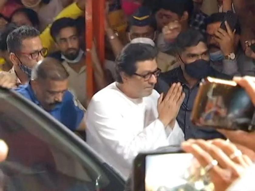MNS workers welcome Raj Thackeray at Ghatkopar | Raj Thackeray:…अन् राज ठाकरेंनी गाडी रस्त्यामध्येच थांबवली; ठाण्याच्या सभेची उत्सुकता शिगेला पोहचली