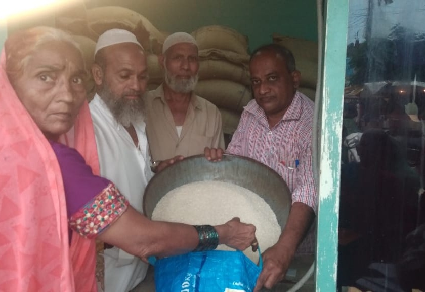 Distribution of substandard foodgrains in ration shops | रेशन दुकानांमध्ये निकृष्ट धान्याचे वितरण, शिरोडा येथील प्रकार उघड
