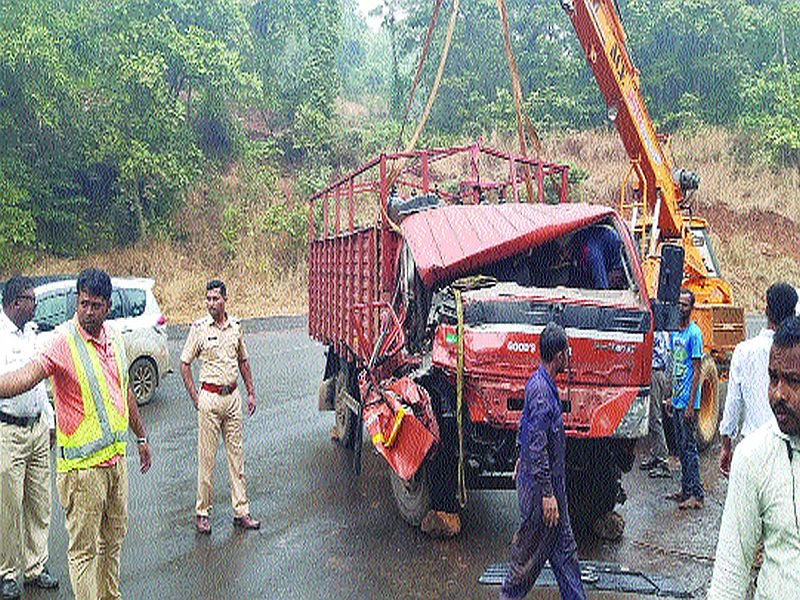 Three-vehicle accident on Mumbai-Goa highway | मुंबई-गोवा महामार्गावर तीन वाहनांचा विचित्र अपघात