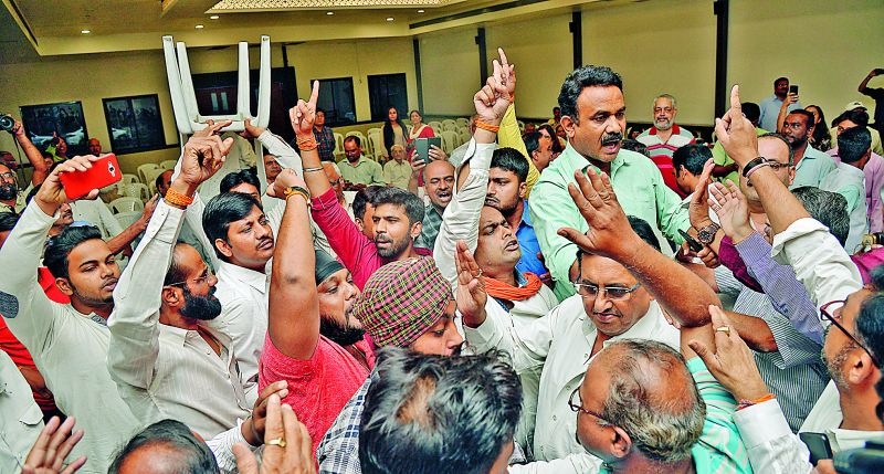 Riots between Shiv Sena-Vidharbhavadi in Nagpur | नागपुरात शिवसेना-विदर्भवाद्यांमध्ये राडा
