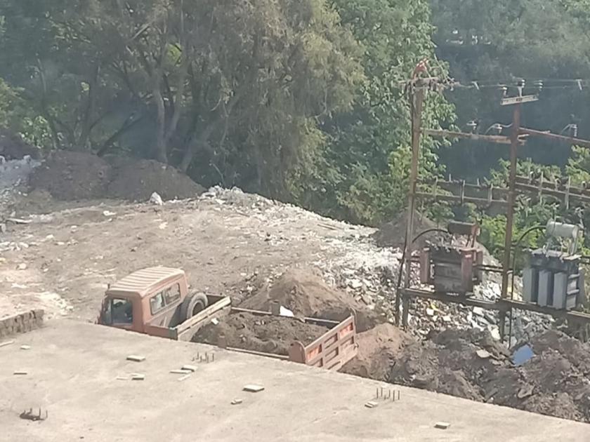 Pavana river bed filled with soil in broad daylight, builders put radar; Ignorance of the Municipal Corporation | पवना नदीपात्रात दिवसाढवळ्या मातीचा भराव, बिल्डर टाकताहेत राडारोडा; महापालिकेचे दुर्लक्ष