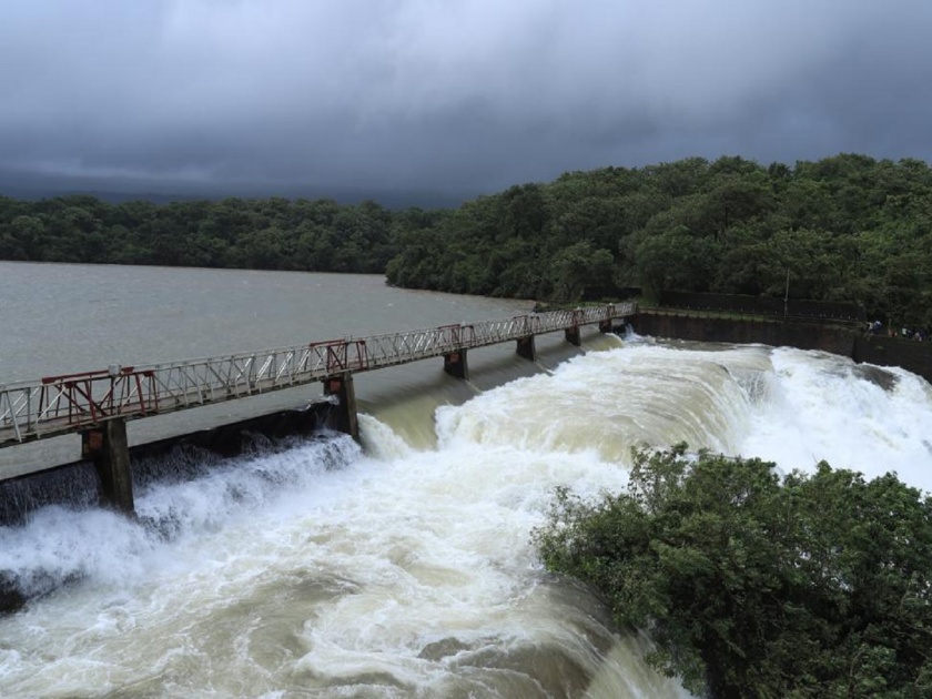 Flood situation in Kolhapur district, Two automatic gates of Radhanagari dam open; Shivaji University Exam Postponed | कोल्हापुरात पूरपरिस्थिती, राधानगरी धरणाचे चार स्वयंचलित दरवाजे खुले; पूरक्षेत्रातील नागरिकांचे स्थलांतर