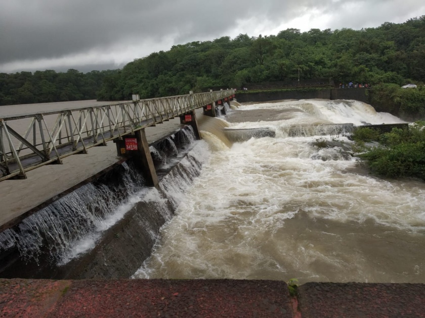 Water started leaking from Radhanagari dam | राधानगरी धरणातील पाणी सोडण्यास सुरुवात