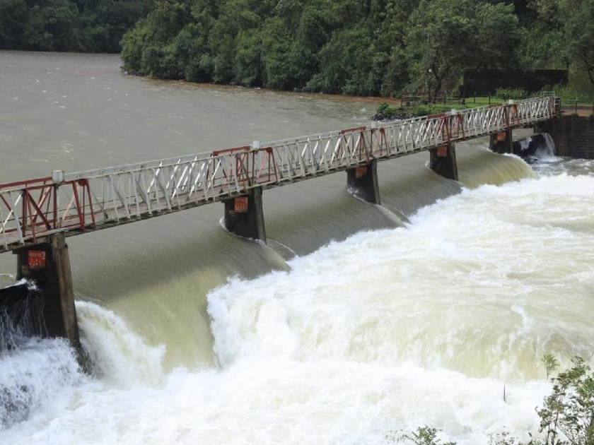 Two gates of Radhanagari Dam reopened, 7312 cusecs start of water discharge | कोल्हापूरकरांच्या चिंतेत वाढ, राधानगरी धरणाचे पाच स्वयंचलित दरवाजे खुले