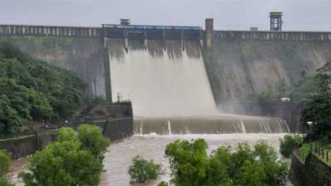Eleven dams in the district are under water | जिल्ह्यात अकरा बंधारे पाण्याखाली, गगनबावड्यासह आजरा, शाहूवाडीत पावसाचा जोर