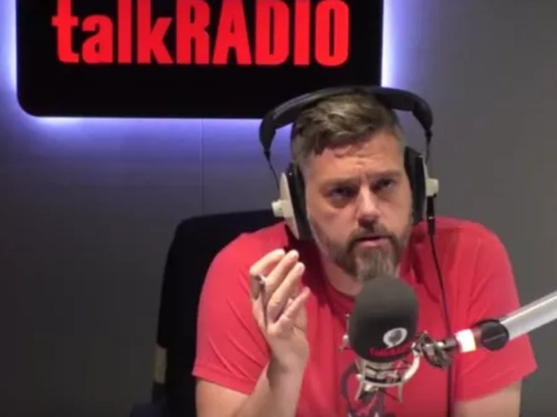 Radio host saves man life viral video | रेडिओ जॉकीने स्टुडिओत बसून वाचवला आत्महत्या करायला गेलेल्या व्यक्तीचा जीव!