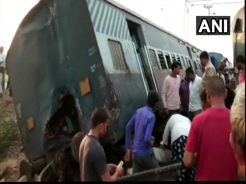 Raebareli: 5 died, several injured after 6 coaches of New Farakka Express train derailed 50 m from Harchandpur railway station this morning | न्यू फरक्का एक्स्प्रेसचे 6 डबे घसरले, 7 जणांचा मृत्यू तर 21 प्रवासी गंभीर जखमी