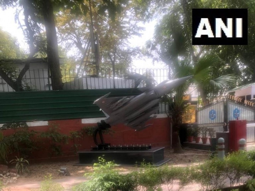 Replica of Rafale jet erected outside Air Chief Marshal BS Dhanoa’s residence in Delhi | दिल्लीत काँग्रेसच्या मुख्यालयासमोर उभे केले 'राफेल'