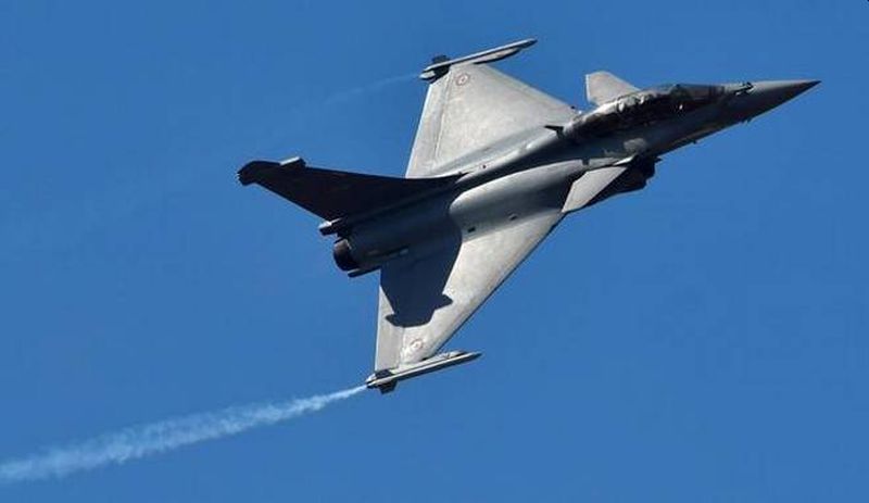 Defence Minister Rajnath Singh Will Go France To Receive Rafale Jet | पाकची धाकधूक वाढणार; लवकरच भारतीय हवाई दलाच्या ताफ्यात येणार पहिले राफेल विमान