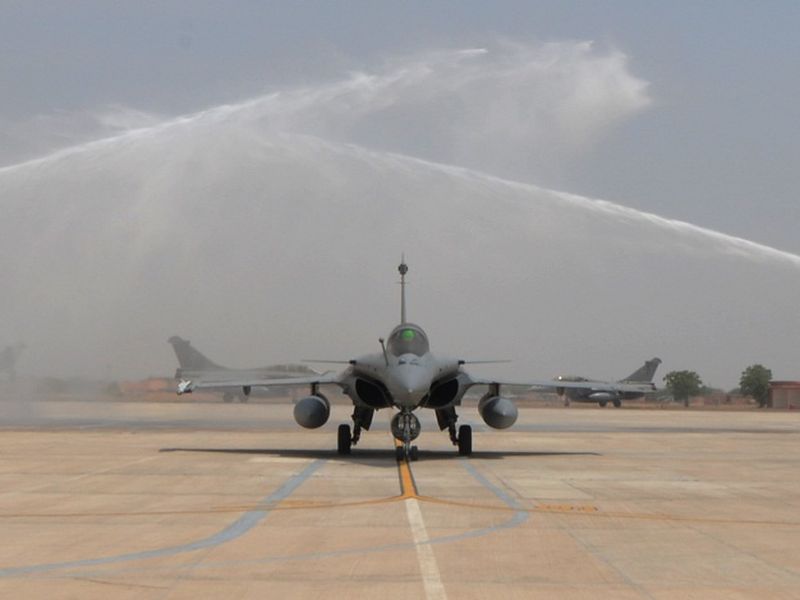 three rafale fighter jets arrived at gwalior air base | वादग्रस्त राफेल विमानं भारतात; हवाई दलाच्या वैमानिकांकडून सराव सुरू