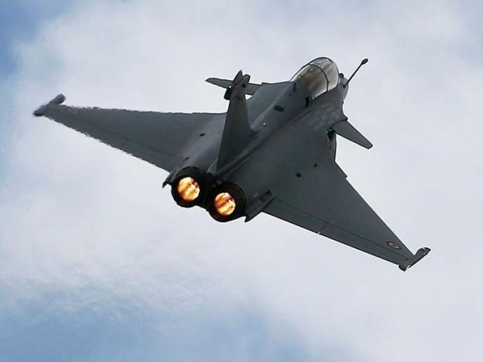 Three more Rafale fighter planes landed at Jamnagar airbase | अजून तीन राफेल विमाने भारतात दाखल, जामनगर एअरबेसवर केलं दिमाखात लँडिंग 