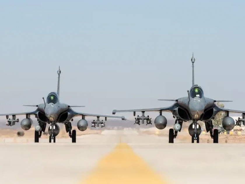 five Rafale fighter jets that took off from France lands at Ambala airbase | VIDEO: शत्रूंना धडकी भरवणारी राफेल विमानं भारतात दाखल; अंबाला हवाईतळावर लँडिंग