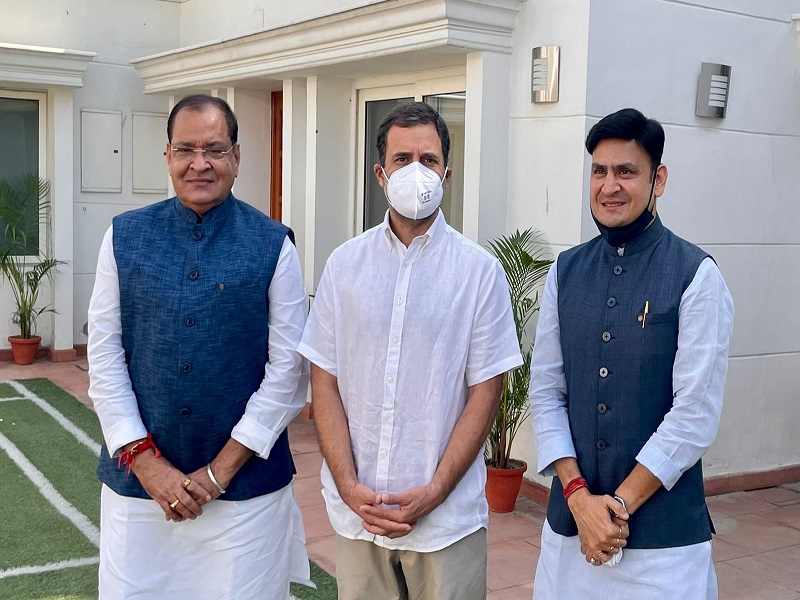 uttarakhand bjp leader cabinet minister yashpal arya and son joins congress | 'भाजपामध्ये लोकशाहीला जागा उरली नाही'; भाजपाला राम-राम केल्यानंतर बड्या नेत्याचं टीकास्त्र