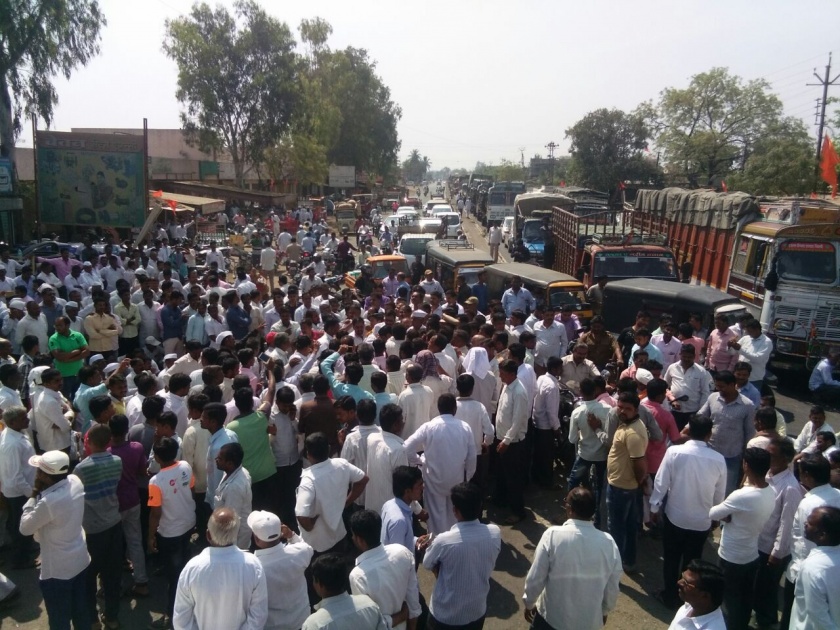Onion prices collapse; Farmers road stop on Nagar-Manmad highway at Rahata | कांद्याचे भाव कोसळले; राहाता येथे शेतक-यांनी अडविला नगर-मनमाड महामार्ग