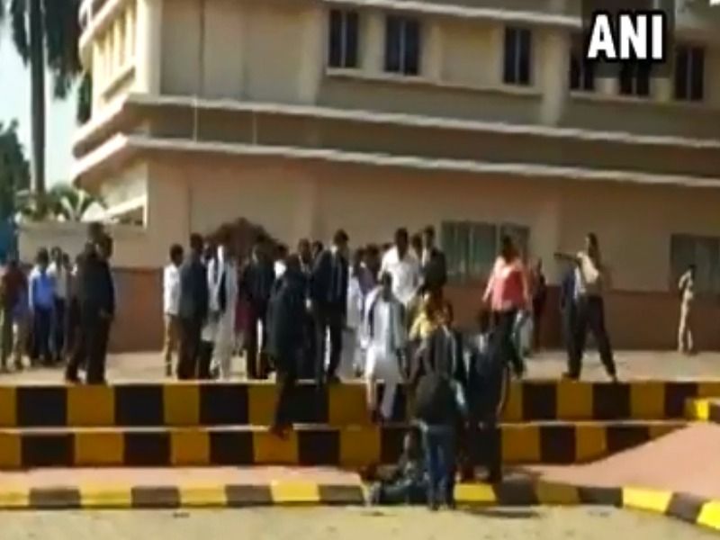 Congress President Rahul Gandhi Checks On A Photographer Who Fell At Bhubaneswar Airport Odisha | VIDEO: तीन फुटांवरुन उलटा पडला फोटोग्राफर; विचारपूस करण्यासाठी धावले राहुल गांधी