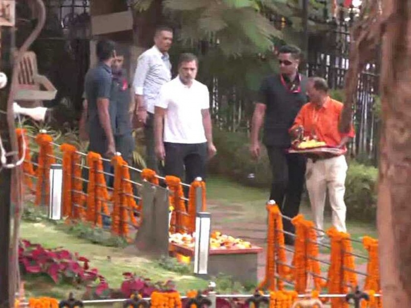 Congress leader Rahul Gandhi arrived at Shivaji Park, paid his respects at Shiv Sena chief Balasaheb Thackeray's memorial site | काँग्रेस नेते राहुल गांधी शिवाजी पार्कवर दाखल, शिवसेनाप्रमुख बाळासाहेब ठाकरे यांच्या स्मृतिस्थळी केलं अभिवादन