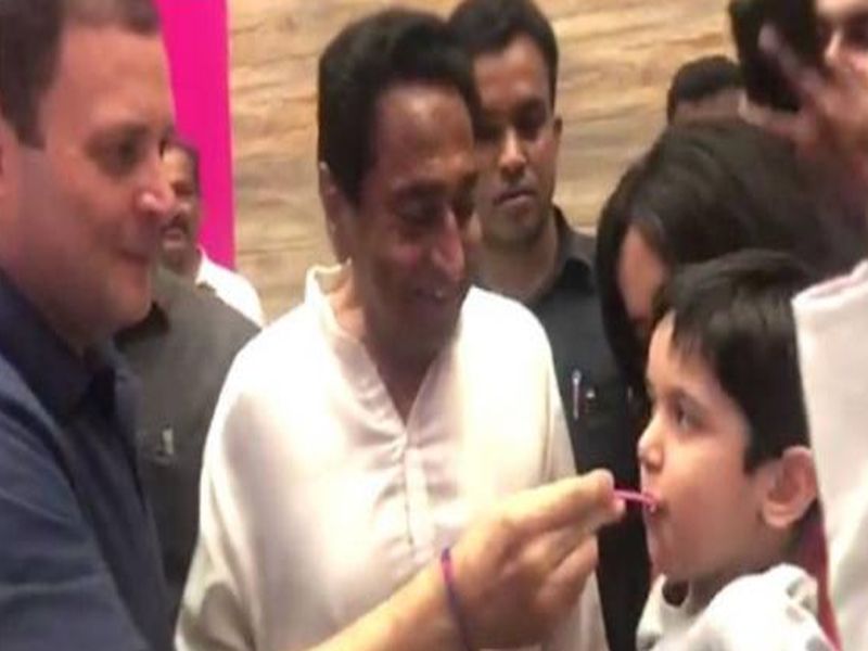 Rahul Gandhi was seen offering ice-cream to a child with his spoon at Indore’s '56 Dukan' | '56 Dukan'मध्ये राहुल गांधींनी स्वतःच्या चमच्यानं मुलाला भरवलं आईस्क्रीम