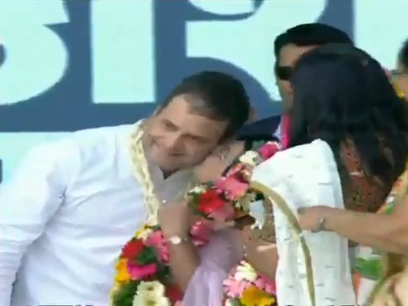 VIDEO : A woman kisses Congress President Rahul Gandhi during a rally in Valsad | VIDEO : ...अन् तिनं भर स्टेजवर राहुल गांधींना 'किस' केलं!