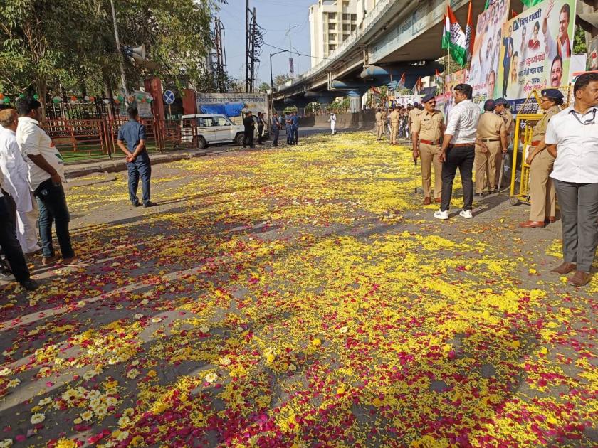 flowers spread on the streets of bhiwandi to welcome rahul gandhi | राहुल गांधी यांच्या स्वागतासाठी भिवंडीतील रस्त्यावर फुलांचा सडा