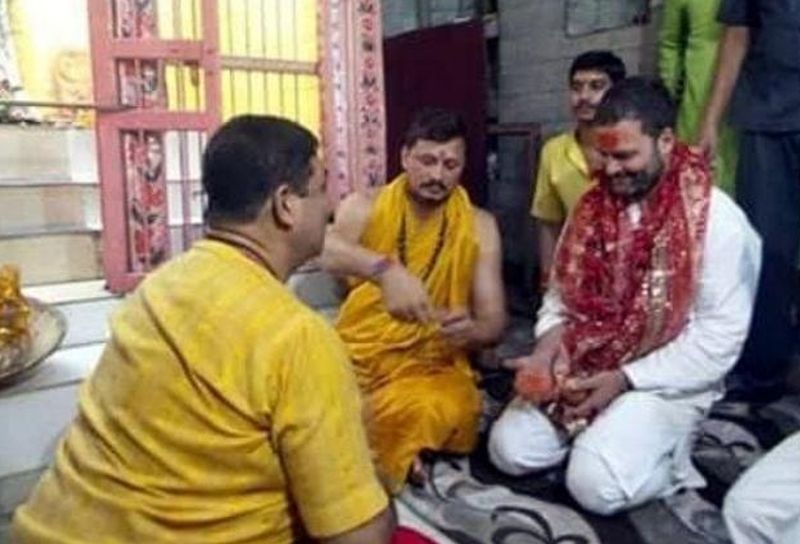madhya pradesh elections 2018 up cm yogi adityanath slams rahul gandhi over his temple visits | '...त्यावेळी पुजाऱ्यांना राहुल गांधींना सांगावं लागलं; हे मंदिर आहे, मशीद नाही'