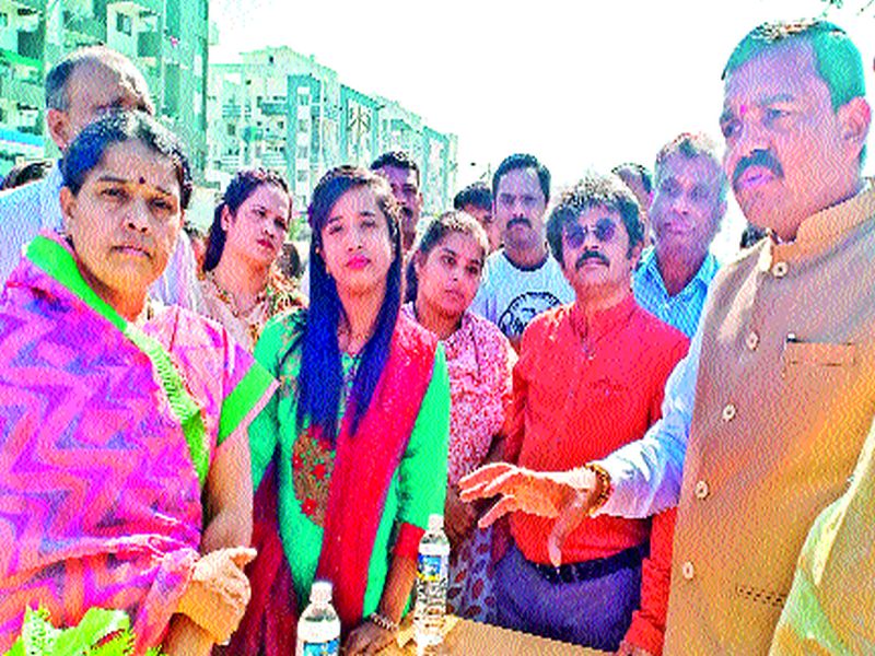 Mayor Rahul Jadhav faced the resignation of the local residents | महापौर राहुल जाधव यांना सामोरे जावे लागले स्थानिक नागरिकांच्या रोषाला