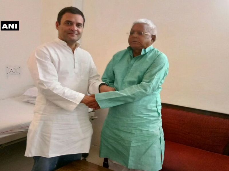 congress president rahul gandhi met rjd chief lalu prasad yadav at aiims in delhi | राहुल गांधी लालू प्रसादांच्या भेटीला; राजकीय वर्तुळात जोरदार चर्चा