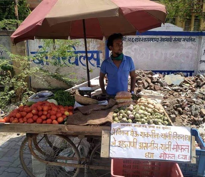 coronavirus : Aurangabad young man Rahul Labade, vegetable vendor, giving vegetables free of cost to needy. | अडचण असेल तर मोफत घ्या ! - औरंगाबादच्या भाजी विक्रेत्या तरुणाची दिलदार गोष्ट  