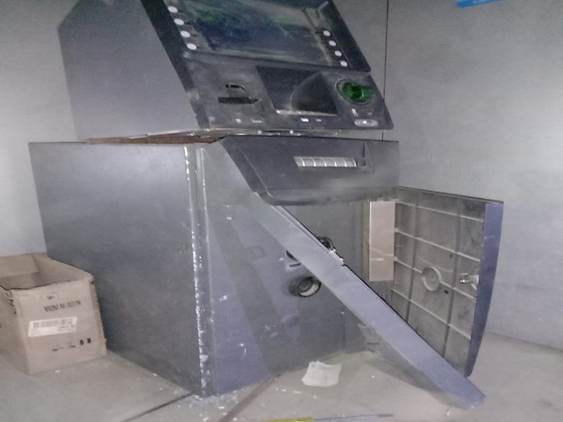 Attempts to break into existing ATMs failed; One was chased by the police | राहुरीत एटीएम फोडण्याचा प्रयत्न फसला; पोलिसांनी एकास पाठलाग करुन पकडले 