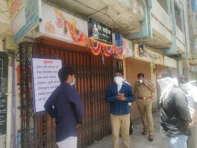 Lathi charge on Taliram in Rahuri; Sealed knock to three shops | राहुरीत तळीरामांवर लाठीचार्ज; तीन दुकानांना ठोकले सील